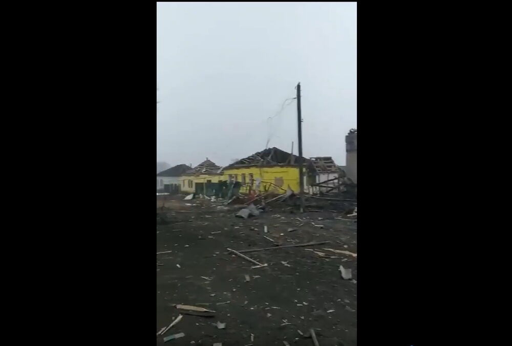 Росіяни вдарили ракетою по власному селу: відео наслідків