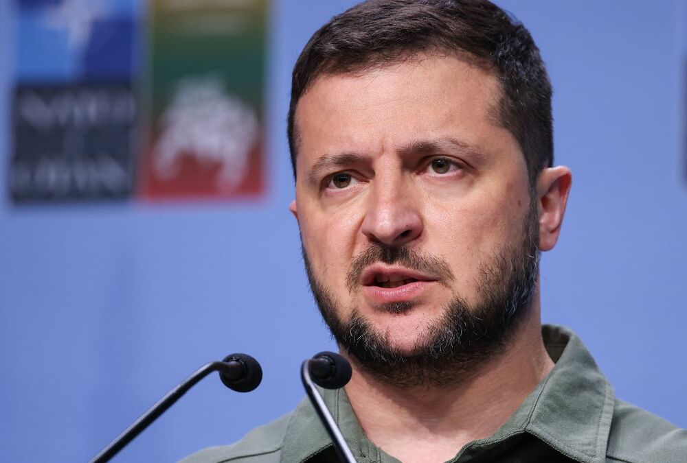 ”Должны сделать что-то конкретное”: Зеленский обратился к критикам Путина в России 