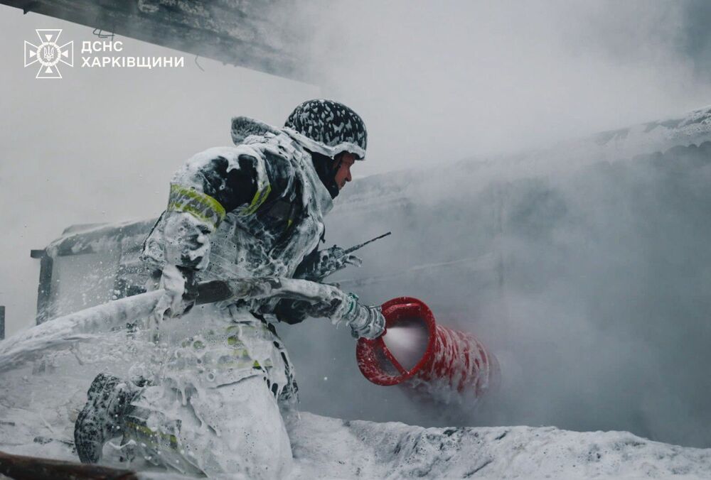 Спасатели показали последствия российского обстрела КАБами Харькова