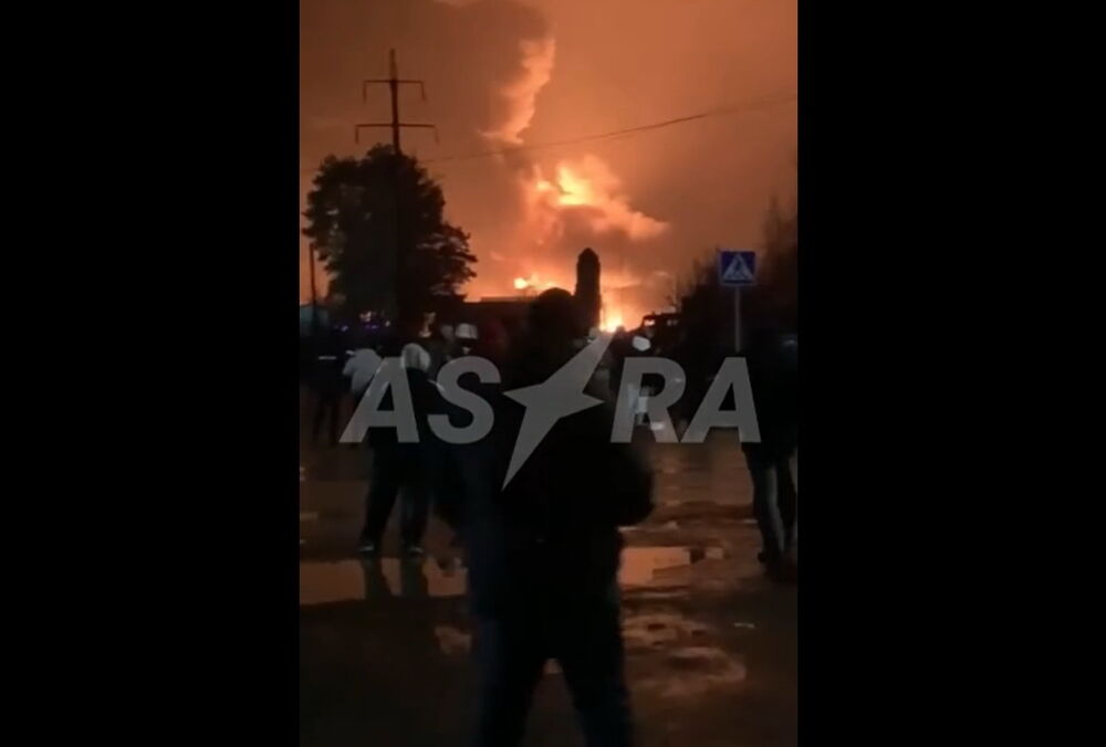 Дроны атаковали сразу несколько нефтебаз в России: видео