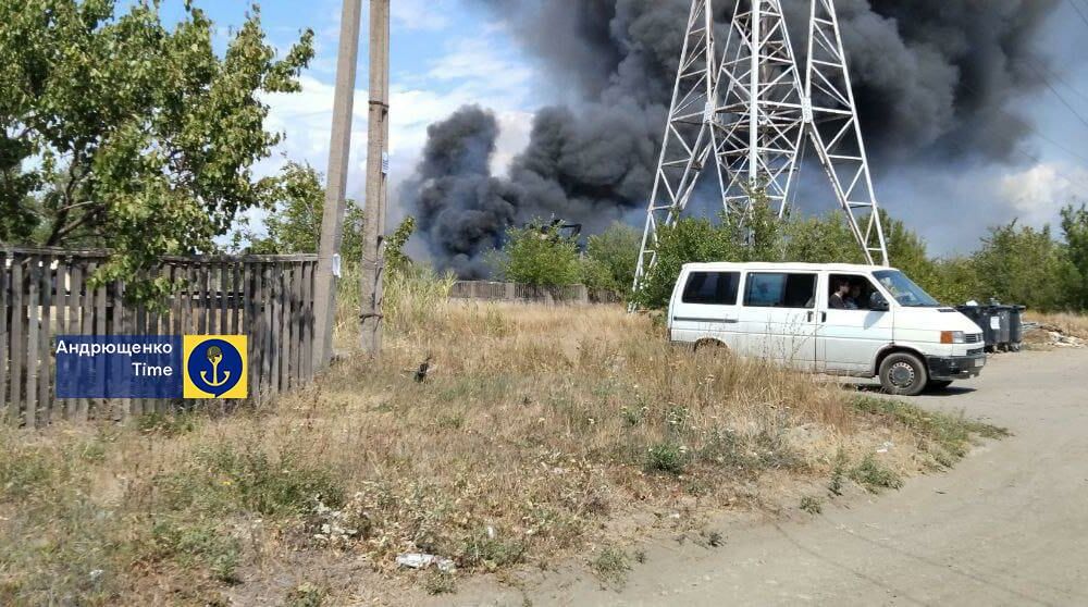 В Мариуполе произошел масштабный пожар в районе военной базы РФ В Мариуполе произошел масштабный пожар в районе военной базы РФ