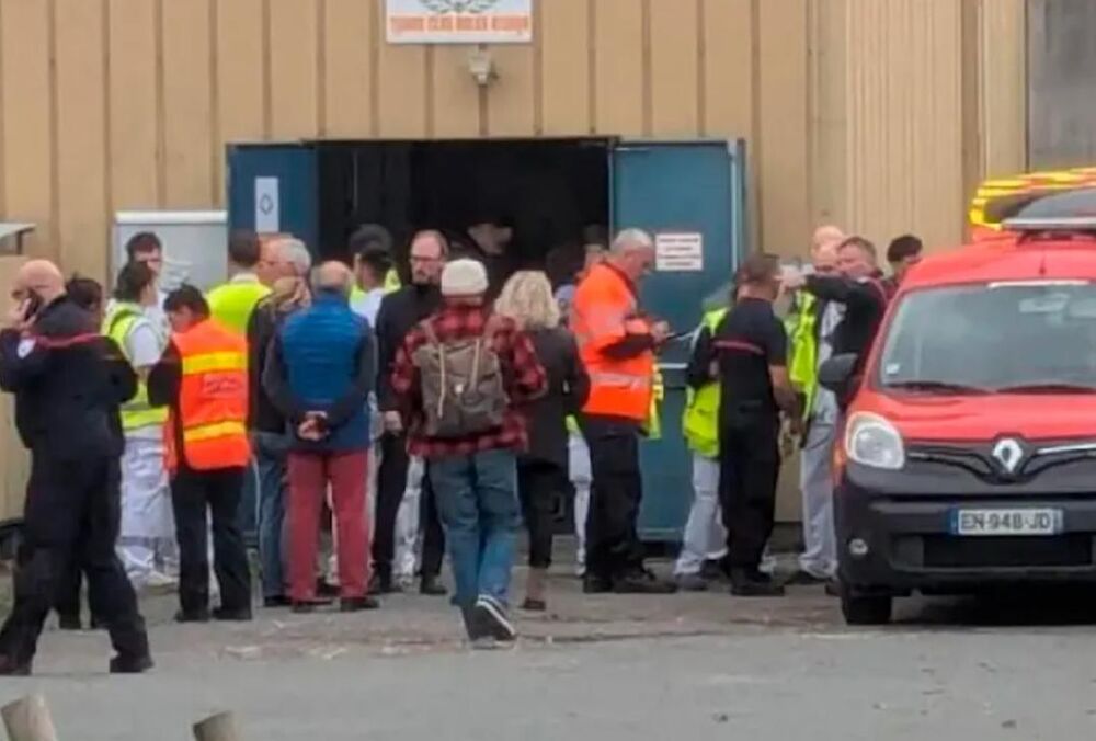 Автомобіль навмисне наїхав на групу людей у Франції: багато поранених