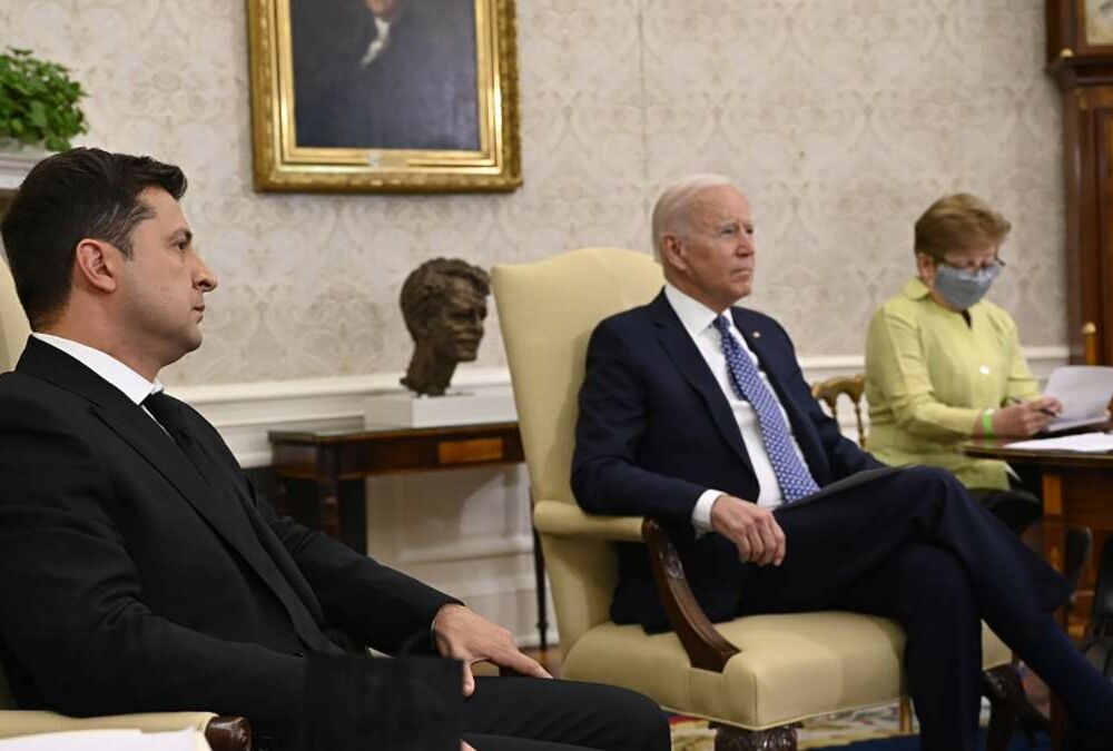 Зеленський провів телефонну розмову з Байденом: стали відомі теми обговорення