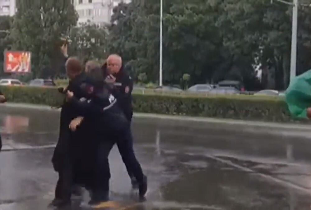 В Болгарии пророссийский политик в рясе ”священника” кинулся с крестом к кортежу Зеленского