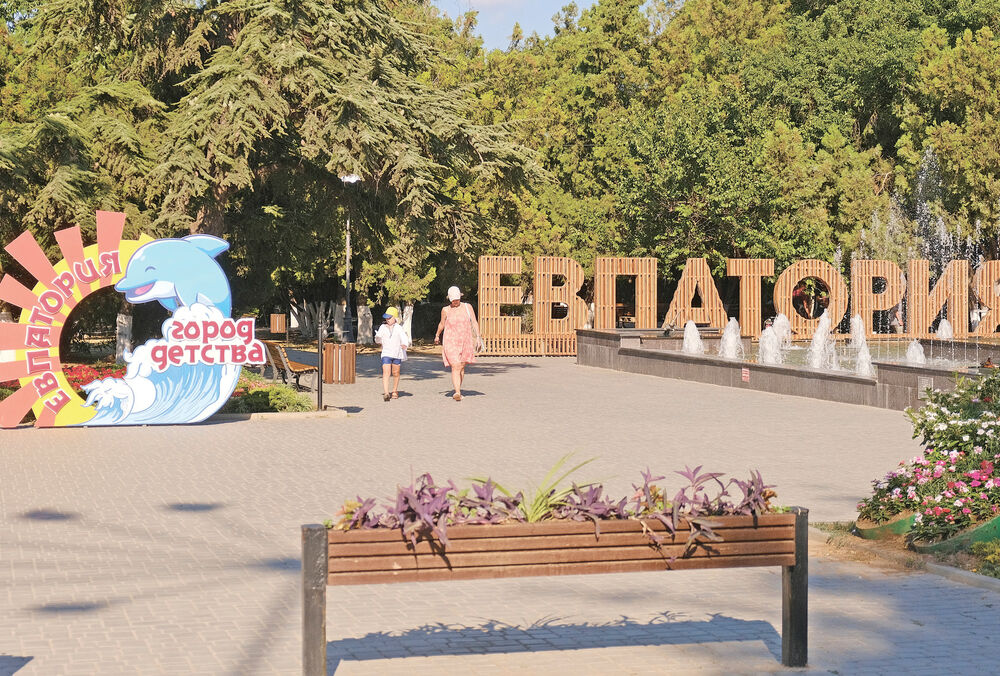 У Криму дружині окупанта не дали виконати гімн Росії, вона влаштувала істерику