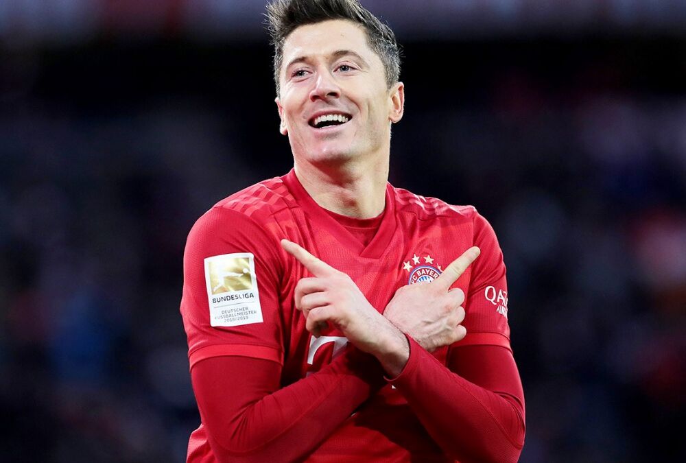 Левандовски вывел Баварию на первое место в чемпионате Германии