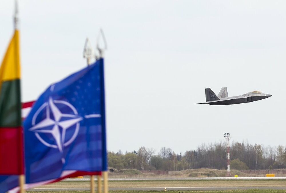 В Литве строят сразу три новых военных базы