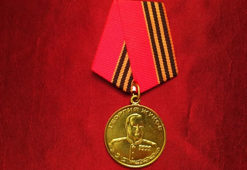 Окупантів за геноцид українців та мародерство нагороджують медалями часів Другої світової