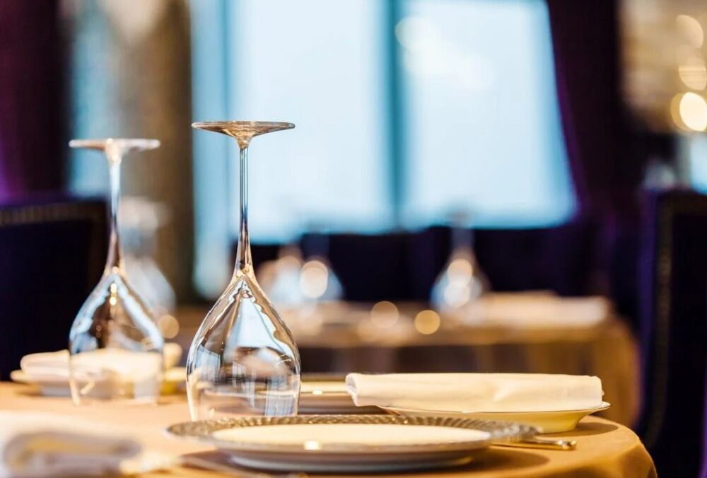 Неслыханный скандал в Чехии: сотрудник ресторана включил украинской беженке российский гимн