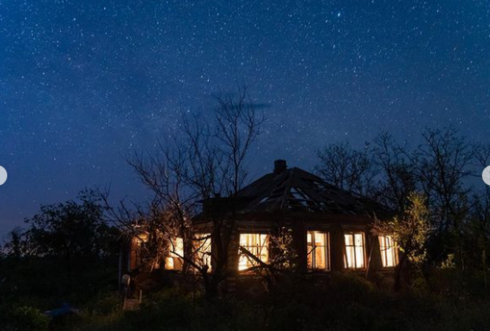 ”Мы те, кто разгоняет тьму”: украинский фотограф ”вдохнул жизнь” в разрушенные оккупантами дома