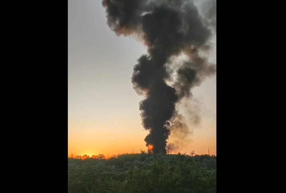 Пожежу на нафтобазі в Азові Ростовської області після атаки дронів не можуть загасити третій день