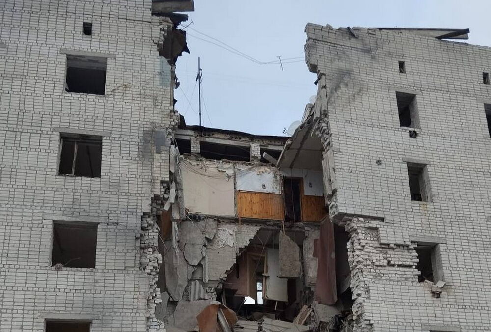 Росіяни скинули бомбу на багатоповерхівку в Сумській області