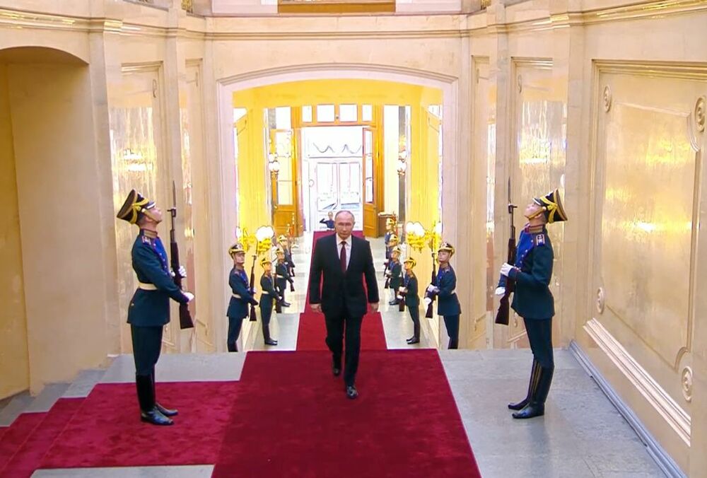 Путин принес присягу и вступил в должность ”президента” - правительство ушло в отставку