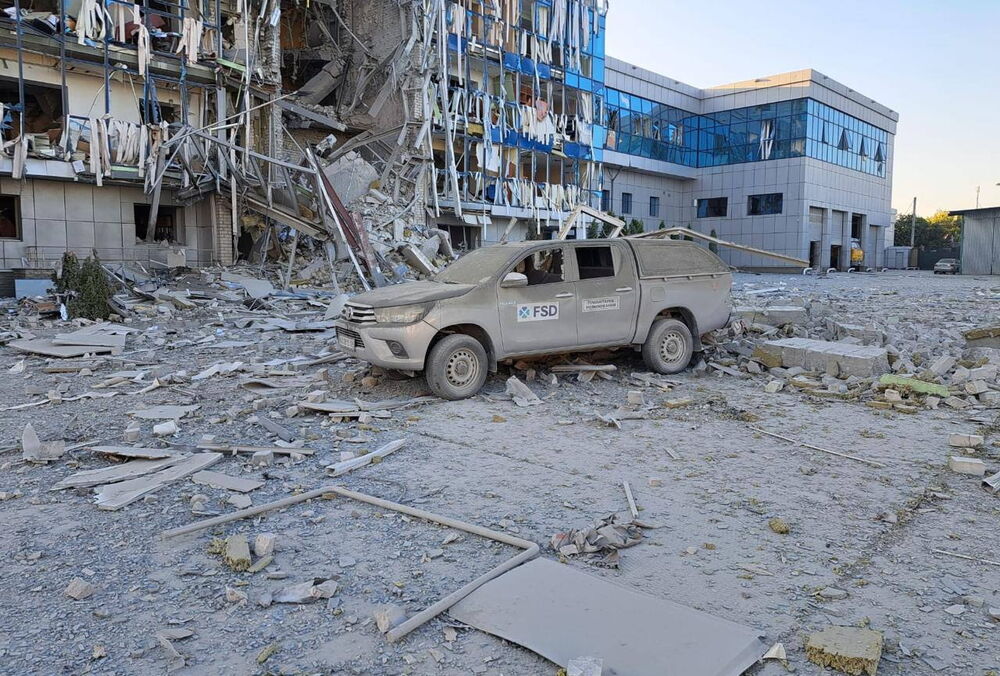 Россияне атаковали офис швейцарской организации FSD, которая занималась разминированием Харьковской области Россияне атаковали офис швейцарской организации FSD, которая занималась разминированием Харьковской области