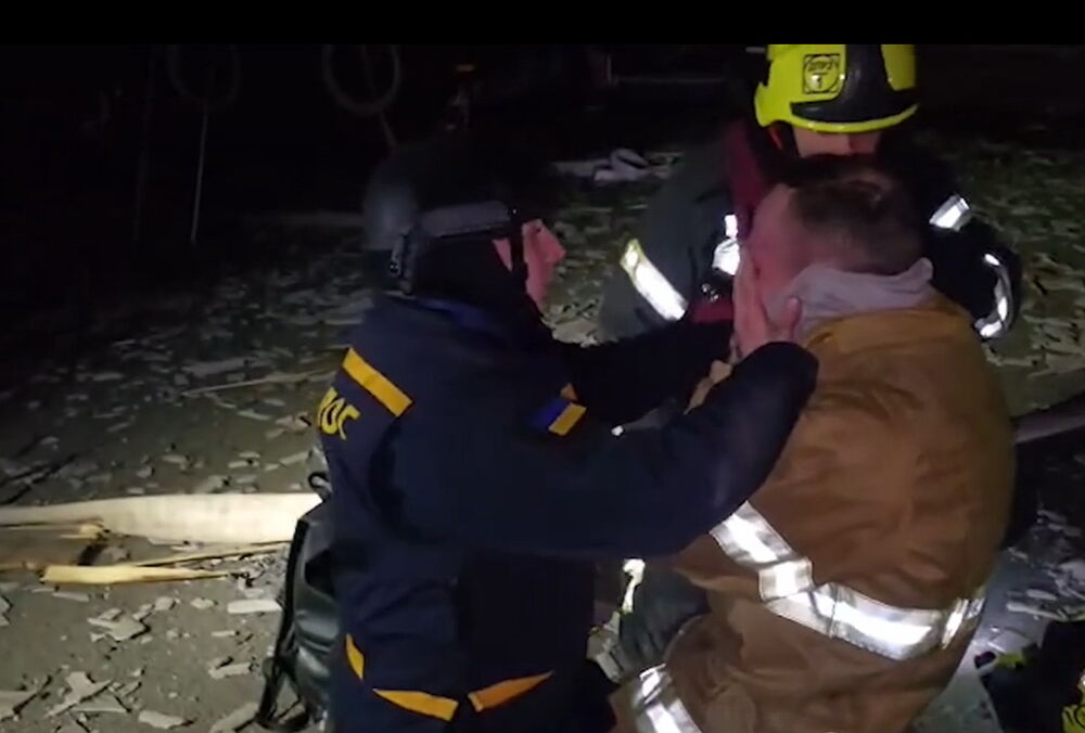 Кадры, что разрывают сердце: спасатель плачет на месте удара в Харькове, где РФ убила его отца-спасателя