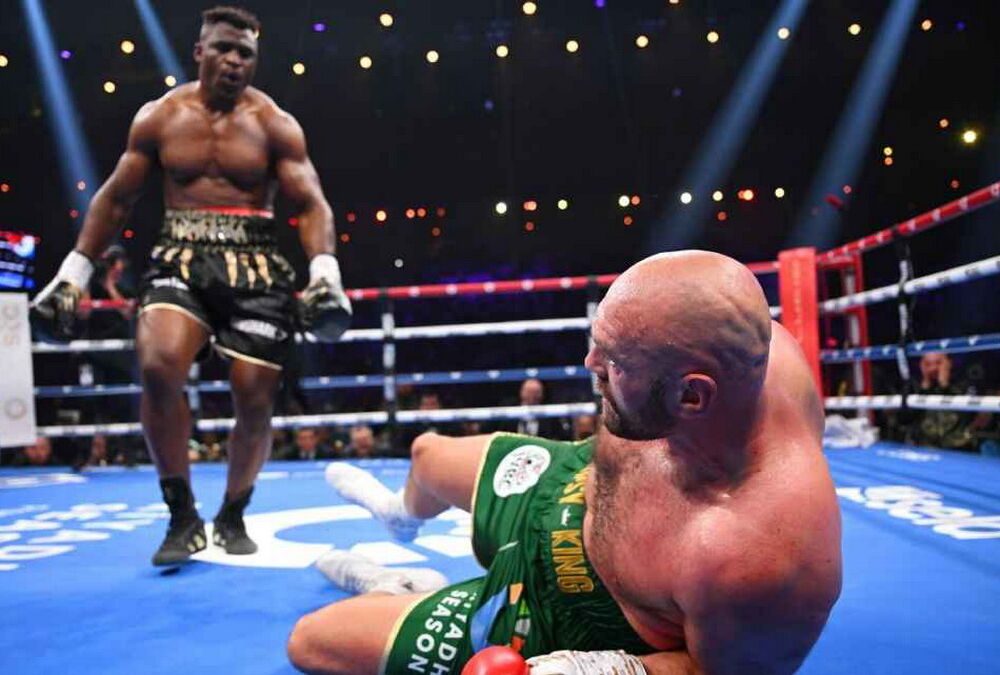 Бой между Усиком и Фьюри перенесли