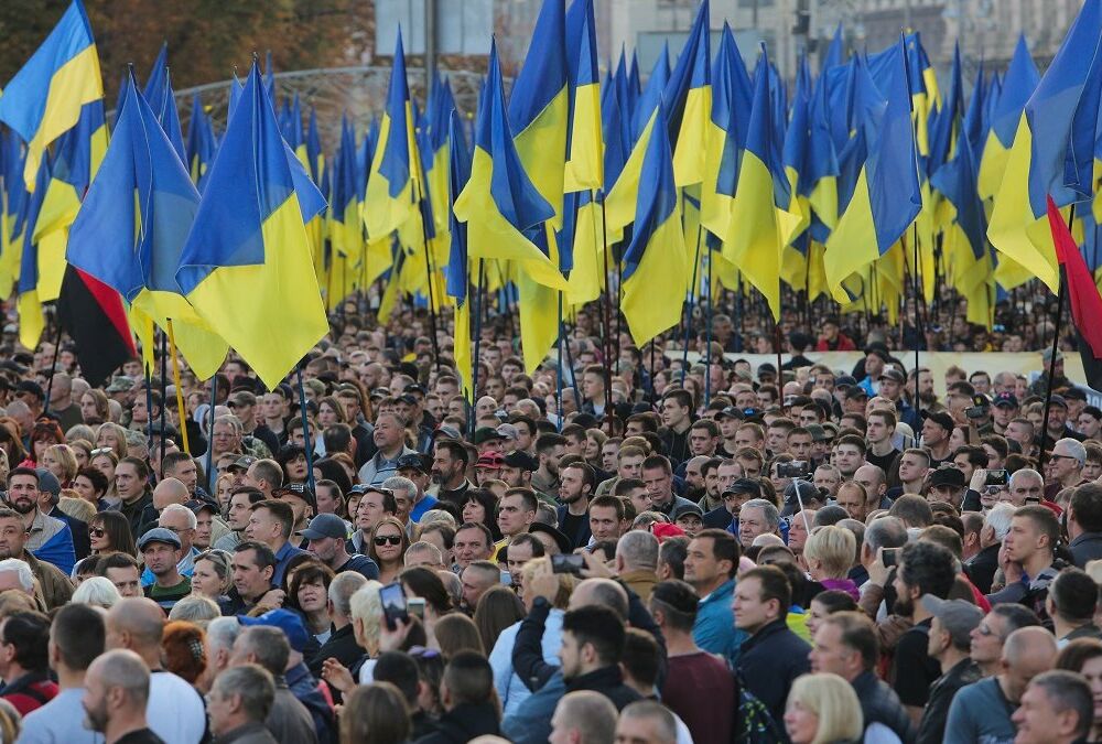 Протест біля посольства США: до будівлі стягують спецтехніку і силовиків