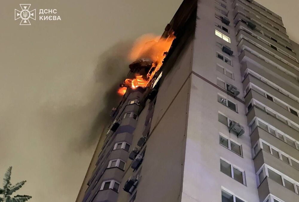 Российский дрон влетел в высотку в Киеве: верхние этажи горят (кадры)