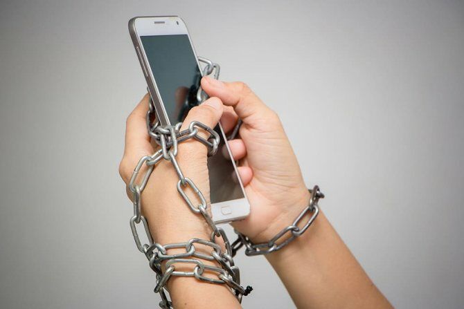 Медики предупредили о распространении опасной болезни, связанной с гаджетами