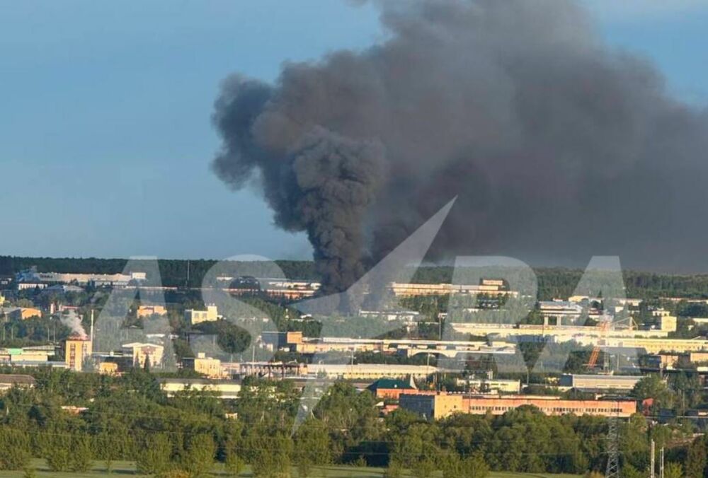 В Саранске после атаки БПЛА горит завод оптиковолоконных систем: кадры