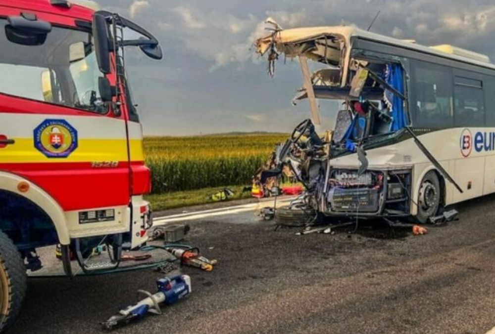 В Словакии автобус столкнулся с грузовиком