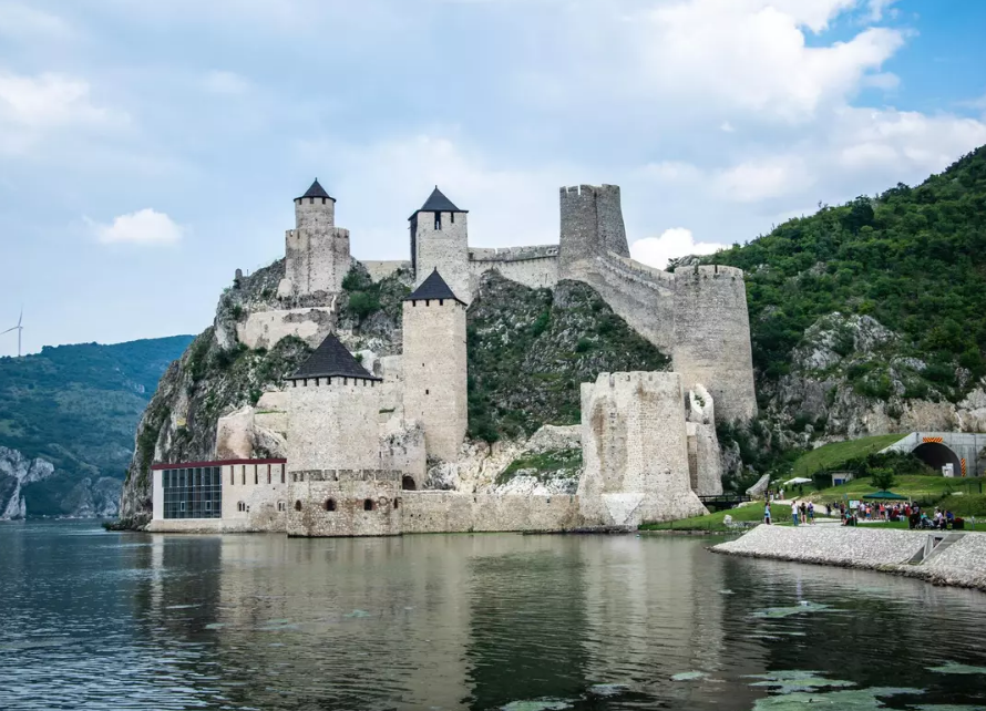 Президент Сербії назвав війну в Україні ”істерією”, якою хоче скористатися Косово