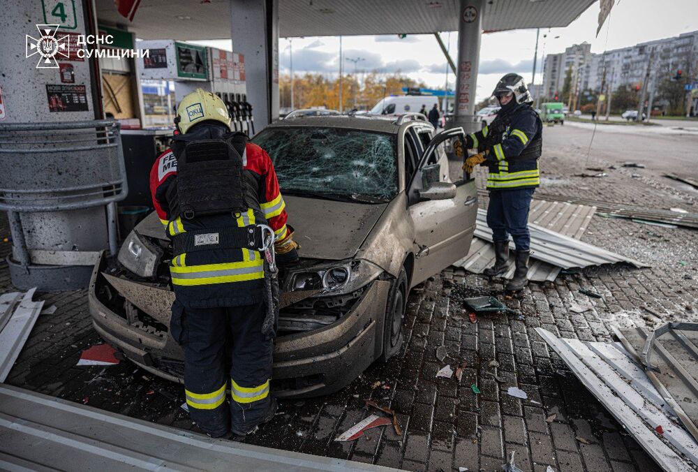 В Сумах россияне атаковали дроном АЗС, пострадали 4 человека: кадры