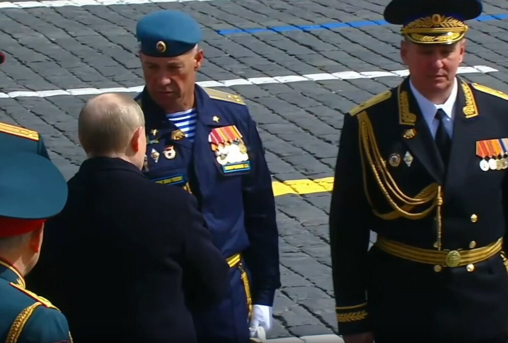 Два офицера не стали отдавать честь российскому диктатору Путину при встрече на параде