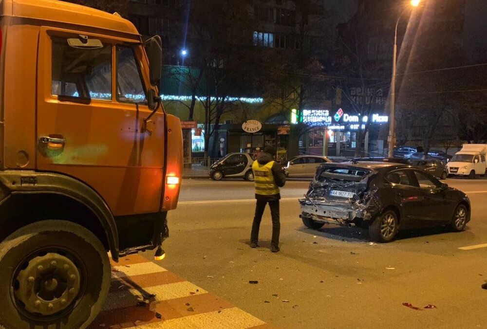 У Києві бетономішалка протаранила лекговик: є постраждалі