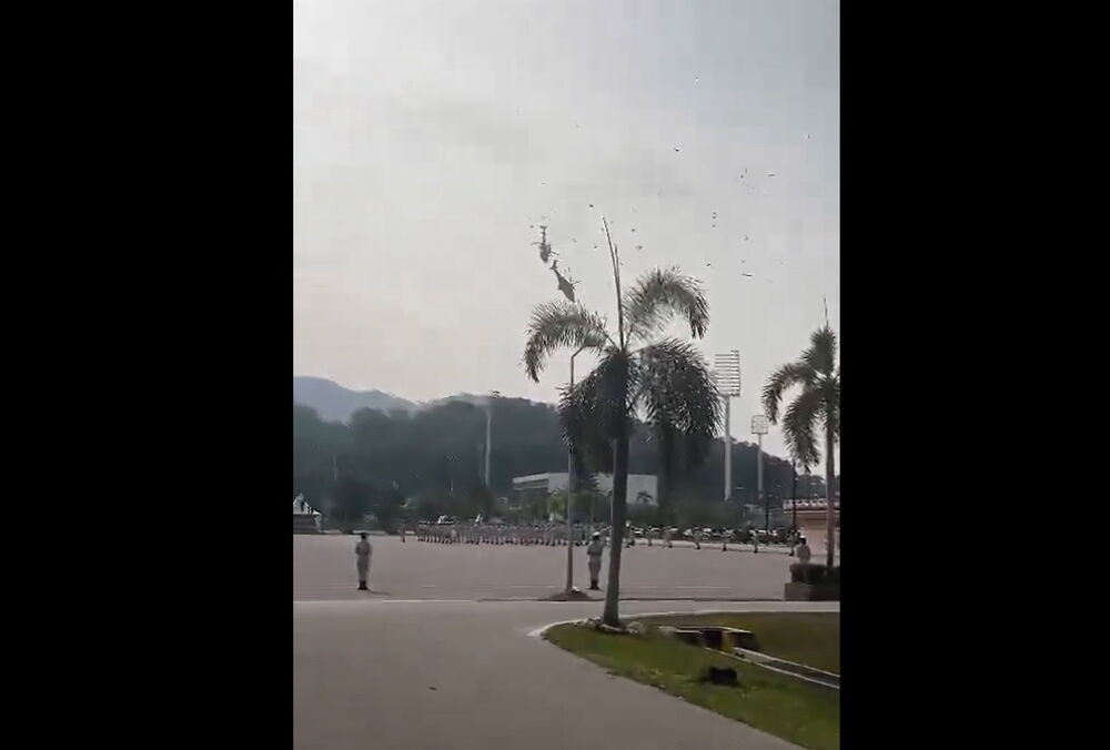 У Малайзії під час репетиції параду зіткнулися два військові вертольоти, загинули десять людей: відео