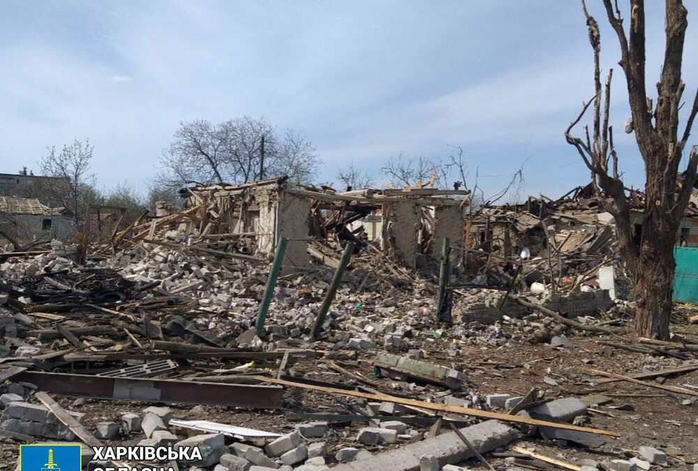 Россияне с дрона атаковала машину ”скорой” в Харьковской области, ранен водитель Россияне с дрона атаковала машину ”скорой” в Харьковской области, ранен водитель