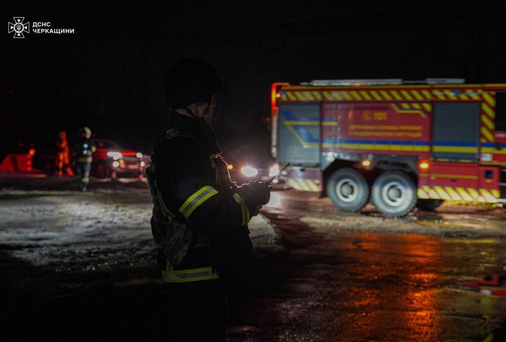 Спасатели ликвидировали пожары после обстрела критической инфраструктуры в Черкасской области