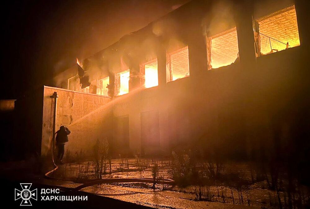 Дом культуры в Великом Бурлуке полностью охвачен огнем после российского удара