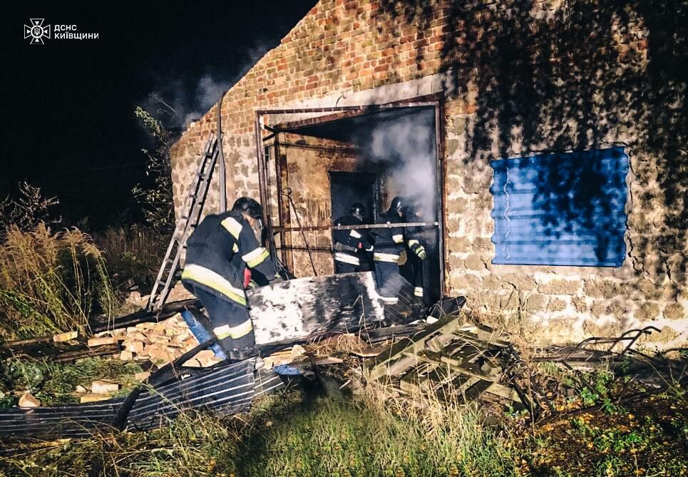 На Київщині через падіння уламків загорівся склад На Київщині через падіння уламків загорівся склад