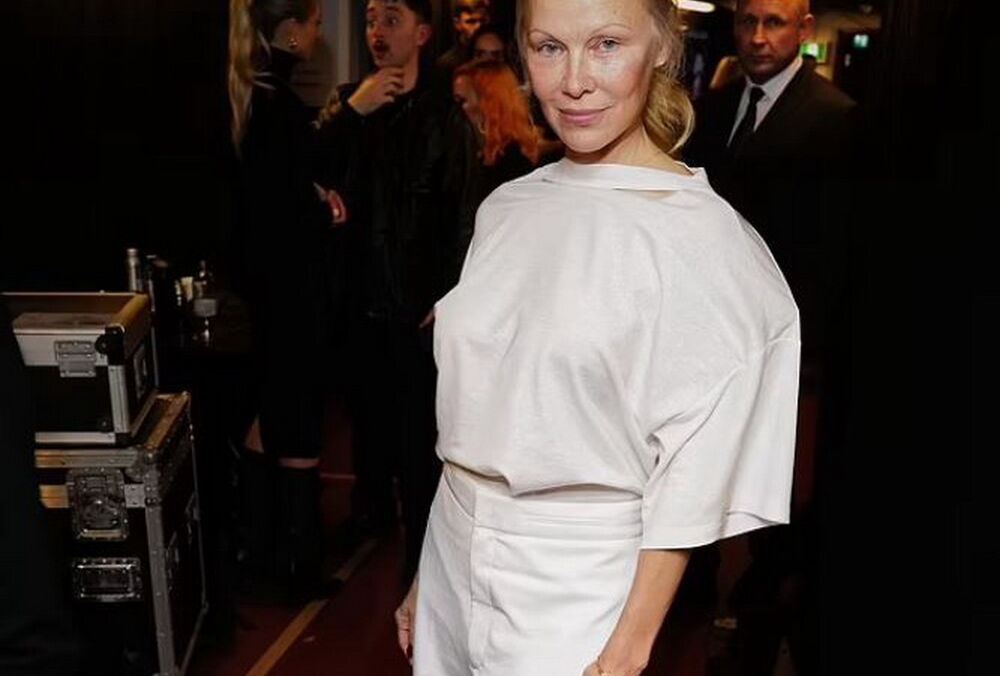 Памела Андерсон снова вышла на красную дорожку без макияжа и произвела фурор: фото