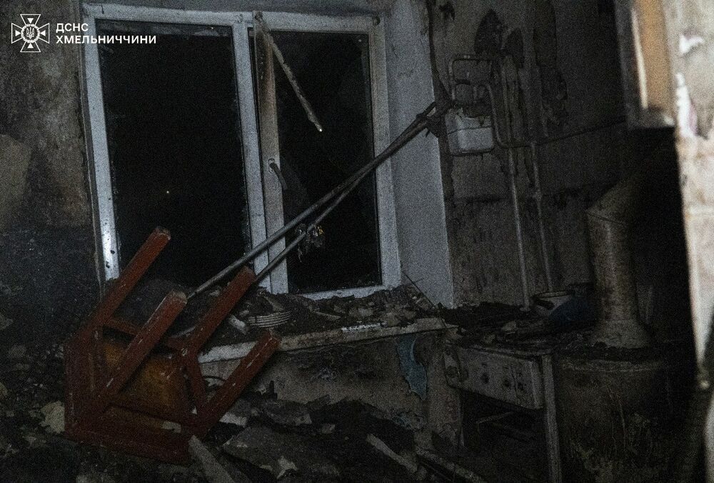 Из-за падения обломков в Хмельницкой области загорелся многоквартирный дом