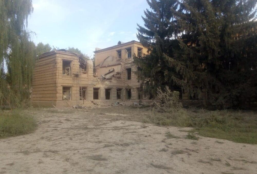 Россияне разбомбили химический техникум в Славянске: фото