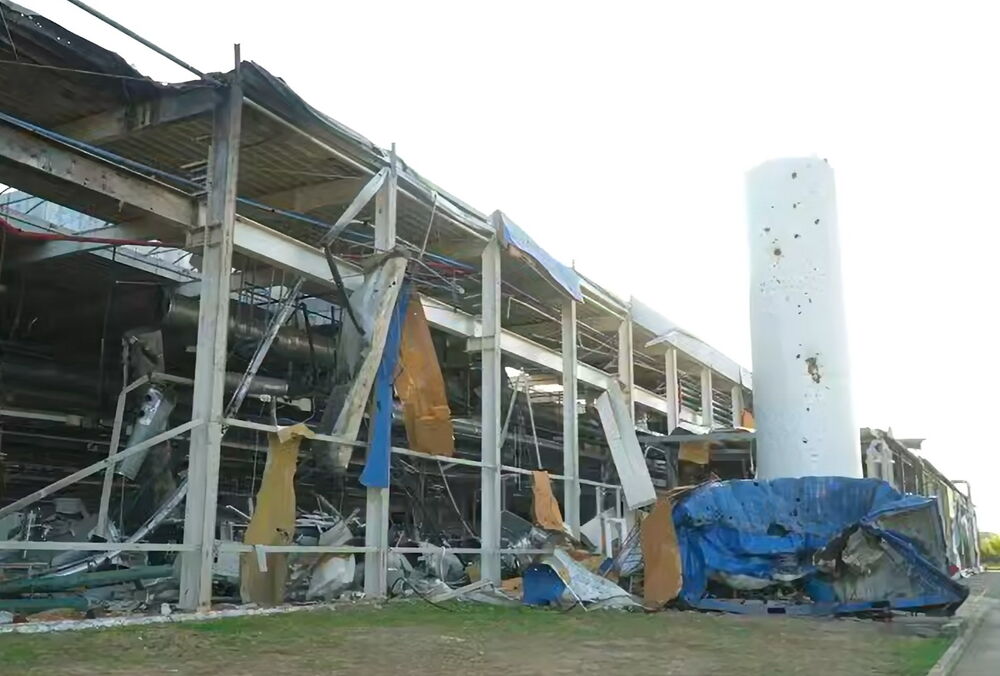 Зеленский показал, что осталось от завода Flextronics в Мукачево, который атаковала Россия: фото, видео