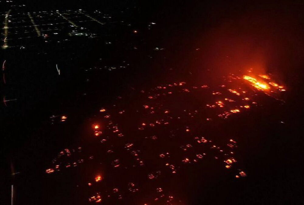 Масштабна пожежа в РФ ”пожирає” селище, знищено понад 100 будинків: кадри