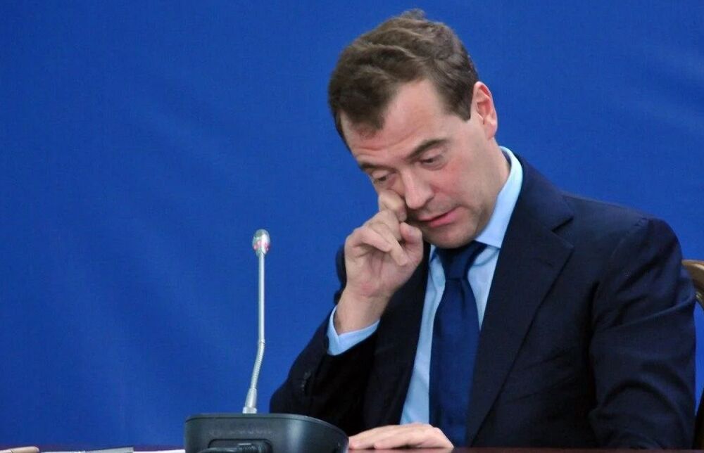 Медведєв образився через слова Зеленського про Путіна: ”цирковий песик, що гавкає біля ніг господаря”