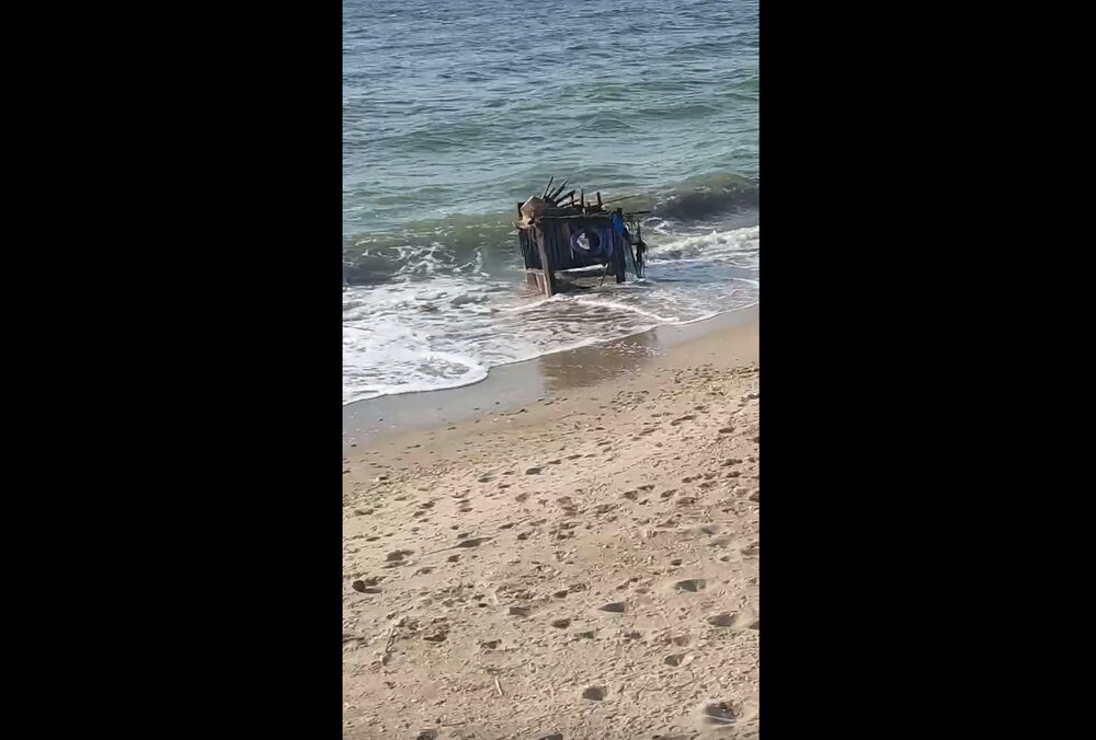 Туалети, машини, меблі: на одеські пляжі викидає речі із затоплених будинків херсонців