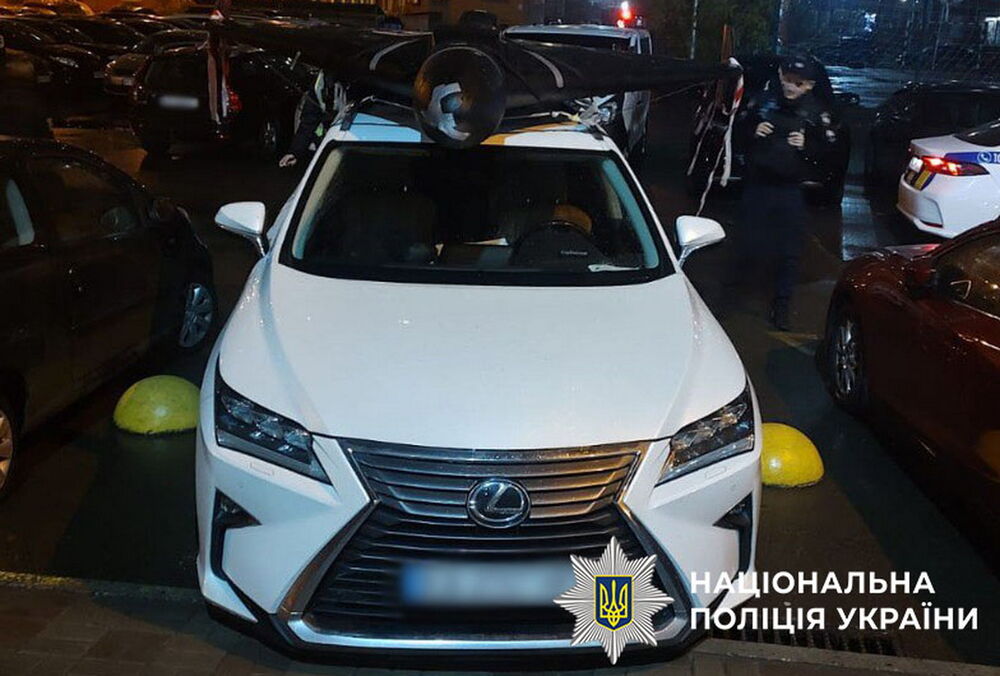 Полиция сняла ”Шахед” с крыши автомобиля в Киеве: фото