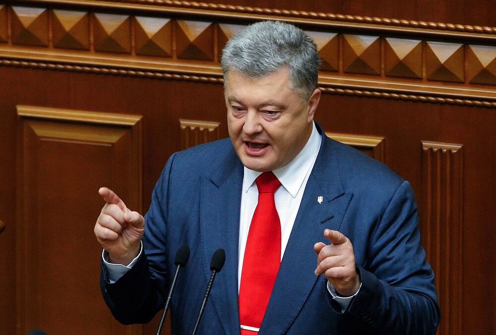 Подозреваемый в госизмене Порошенко вернется в Украину только в первой половине января  
