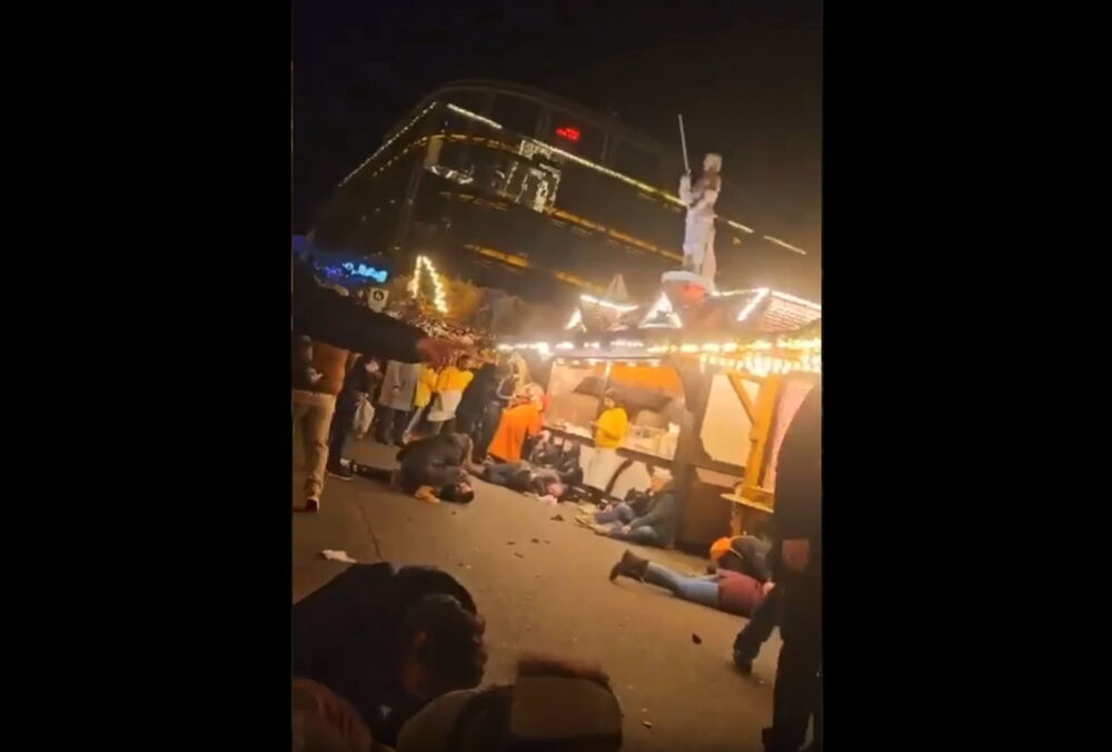 Автомобіль в'їхав у натовп людей на різдвяному ярмарку у Німеччині: відео