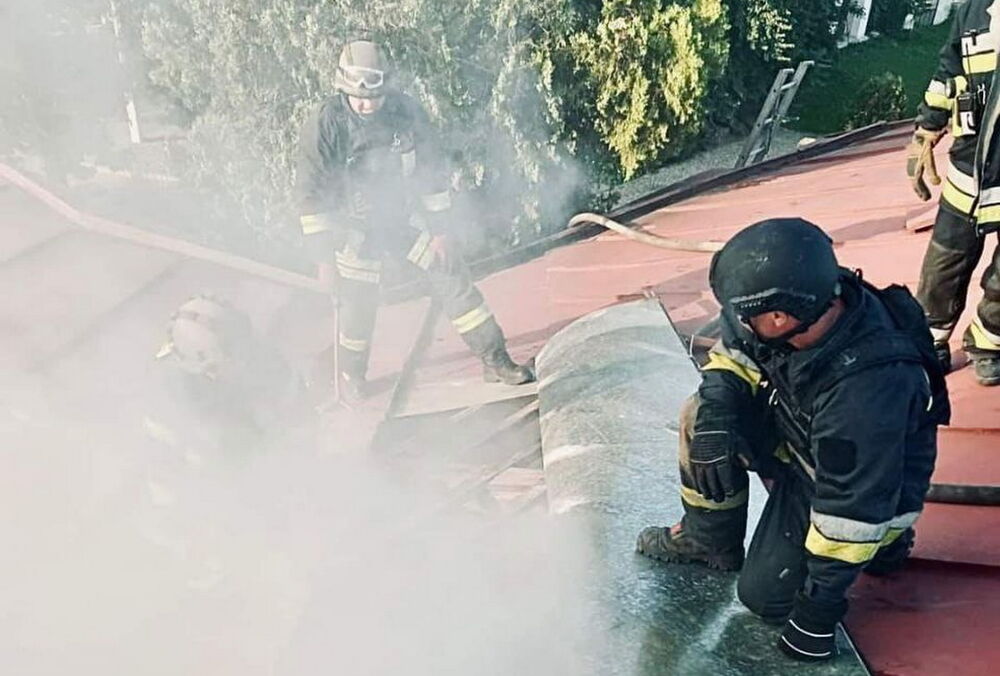 Росіяни обстріляли рятувальників, які гасили пожежу у соборі після ранкового удару: фото