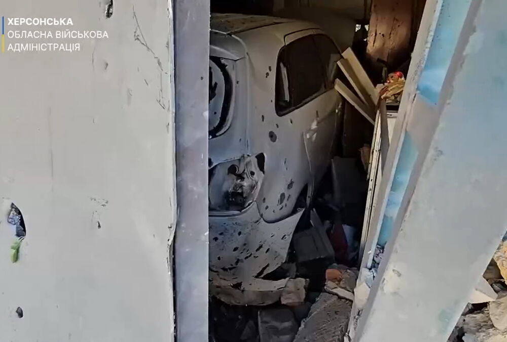 У Херсоні росіяни скинули вибухівку з дрона на маршрутку: двоє постраждалих