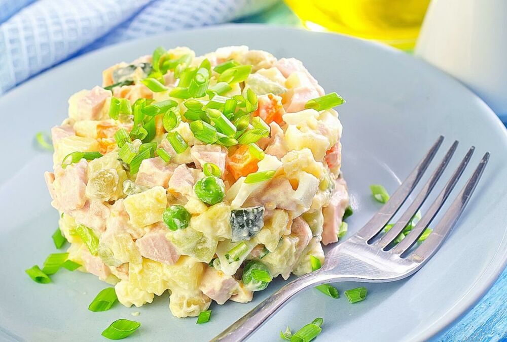 Застілля без наслідків: експерт розповіла, як довго можна зберігати олів'є і холодець