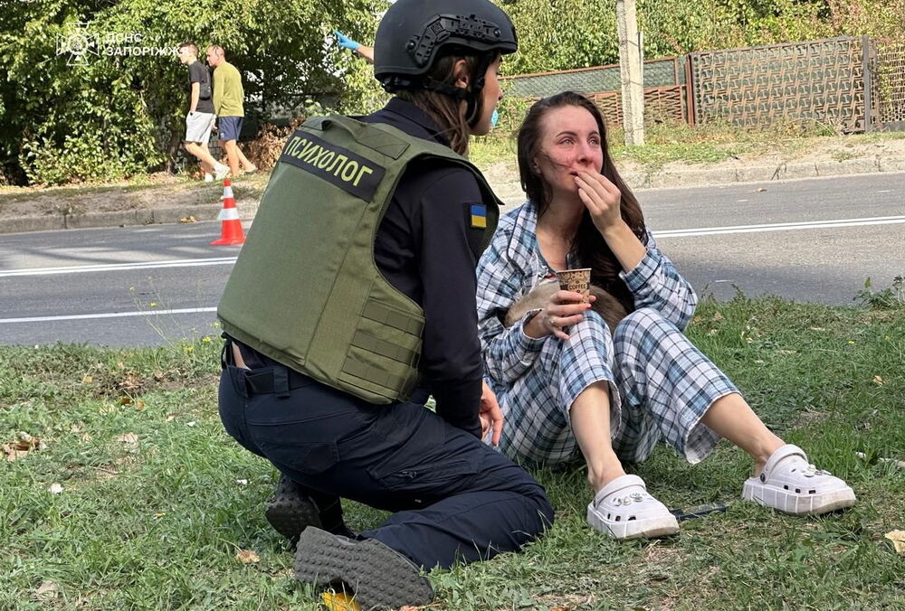 Рятувальники показали кадри з місця обстрілу Запоріжжя