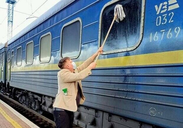 Возмущенный грязью поезда УЗ иностранец сам помыл окно вагона своего купе - Facebook Возмущенный грязью поезда УЗ иностранец сам помыл окно вагона своего купе - Facebook