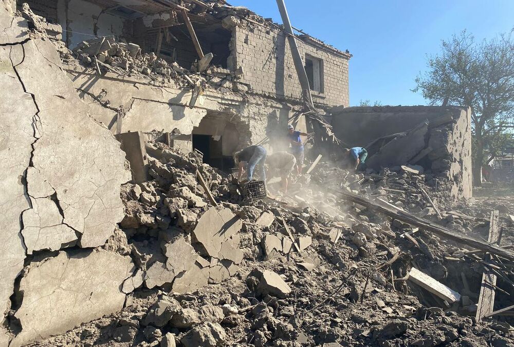 Российские армейцы сбросили авиабомбу на село в Херсонской области